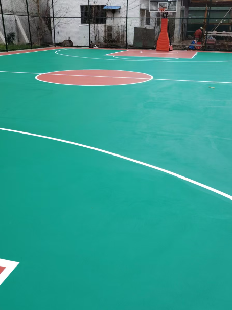 冯坡镇 球场长期使用易出现地面开裂